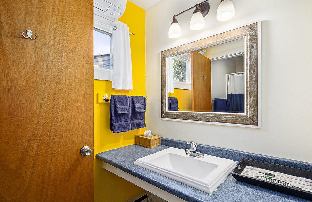 1st Floor Single Queen yellow bathroom